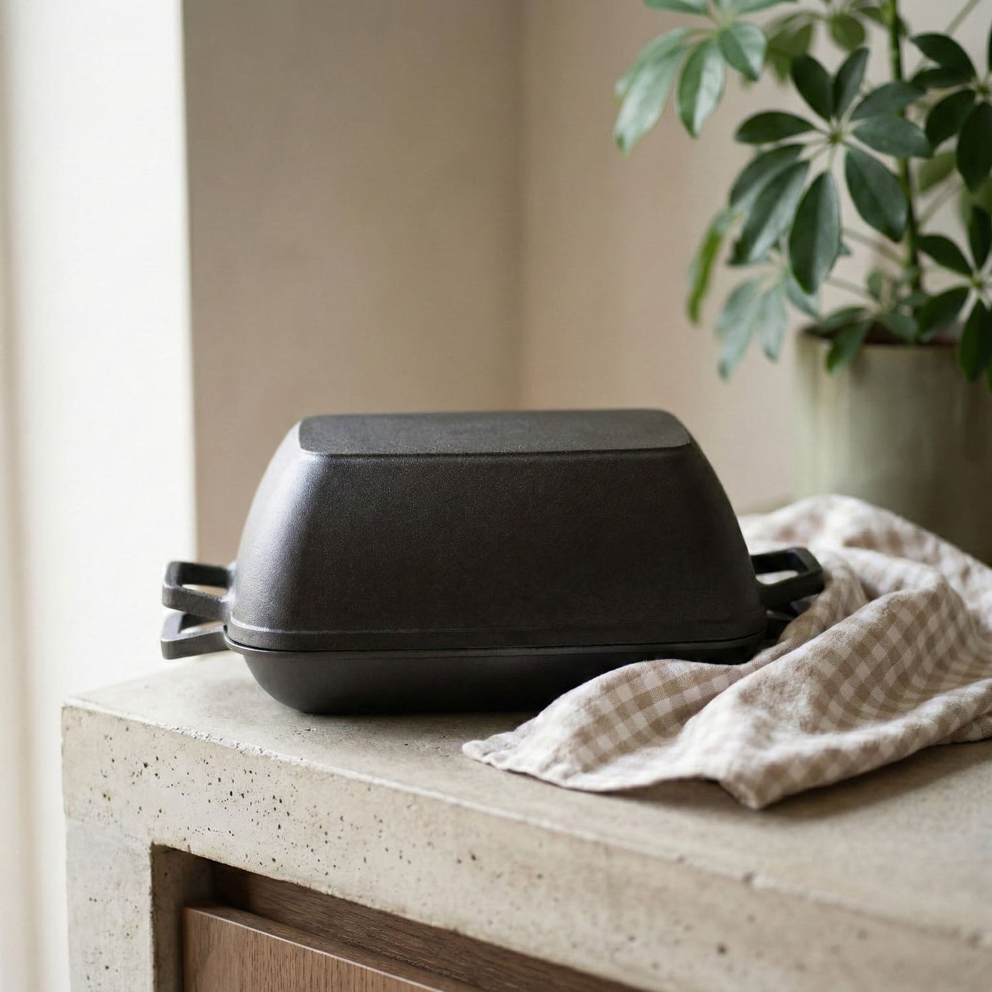 Oval bread oven with lid placed on top, on countertop Black (Pre-Seasoned)